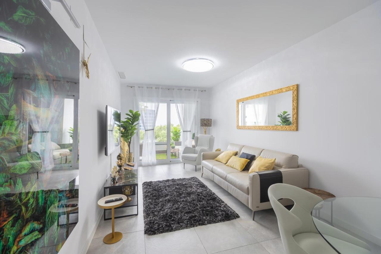 Luxury Brand New 2-bedroom Apartment, 3 Min Walk To The Beach! Appartement *