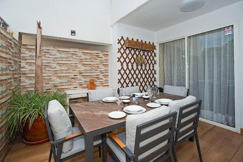 Beautiful And Quiet Family Townhouse In Great Location *