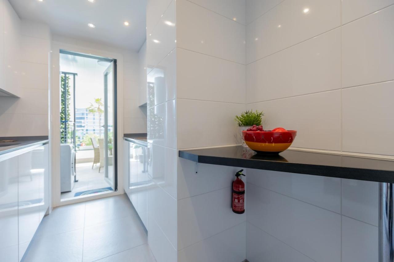 Luxury Brand New 2-bedroom Apartment, 3 Min Walk To The Beach! Appartement *