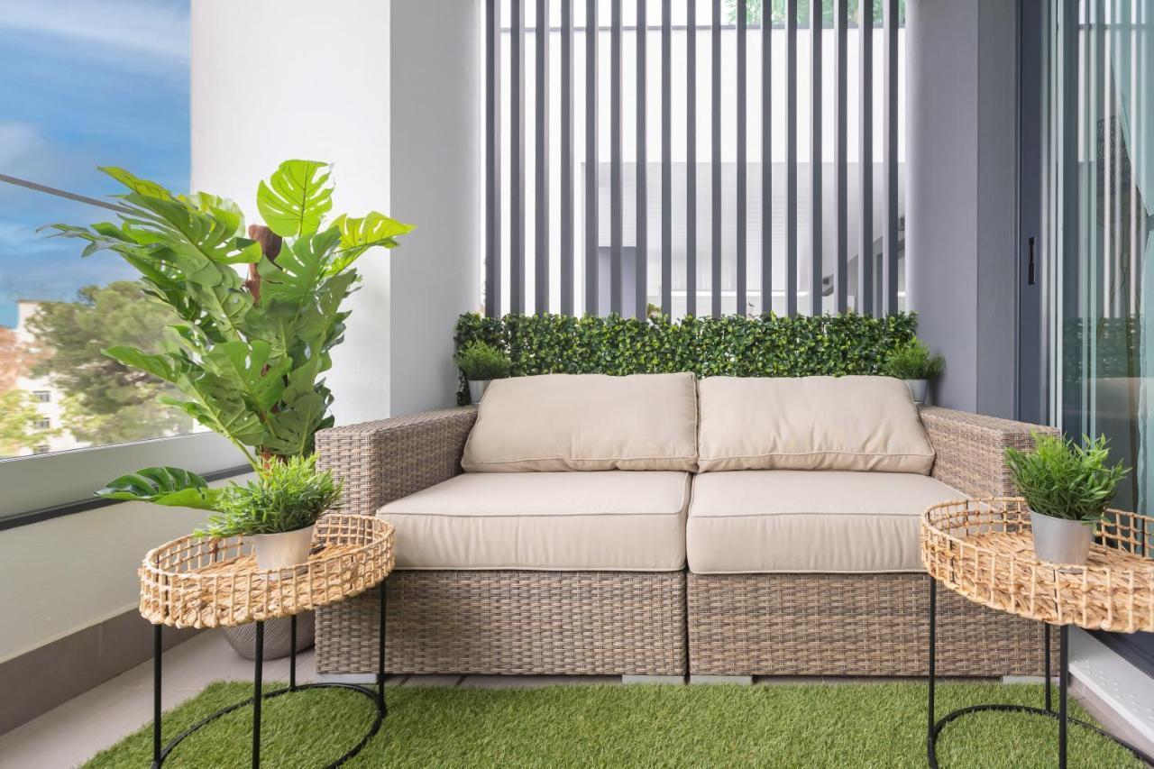 Luxury Brand New 2-bedroom Apartment, 3 Min Walk To The Beach!