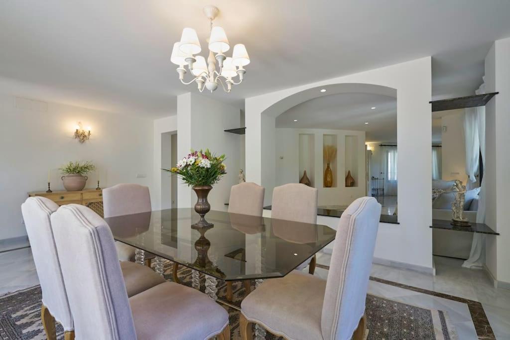 Villa Dos Palomas On The Golden Mile In Marbella