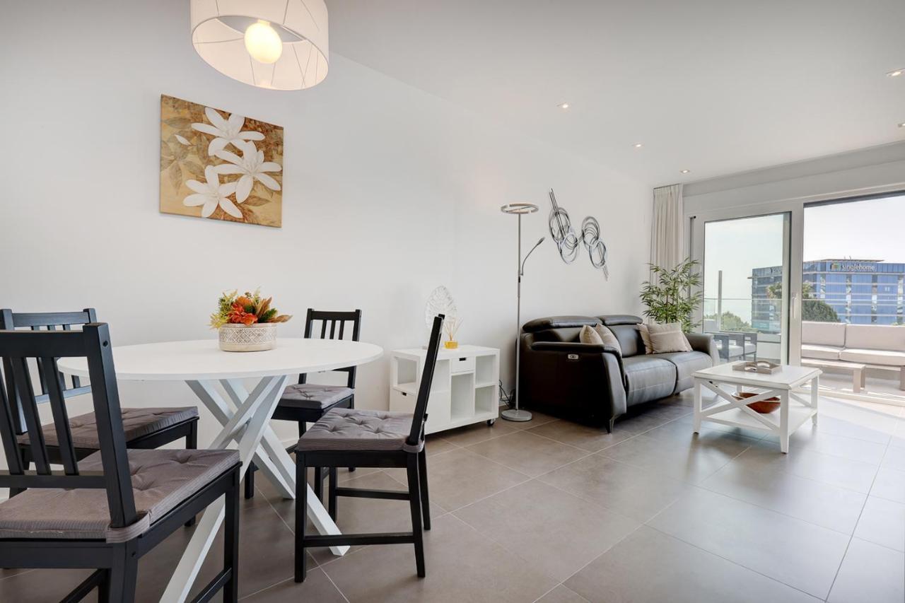 Brand New With Pool And Sea View In Appartement