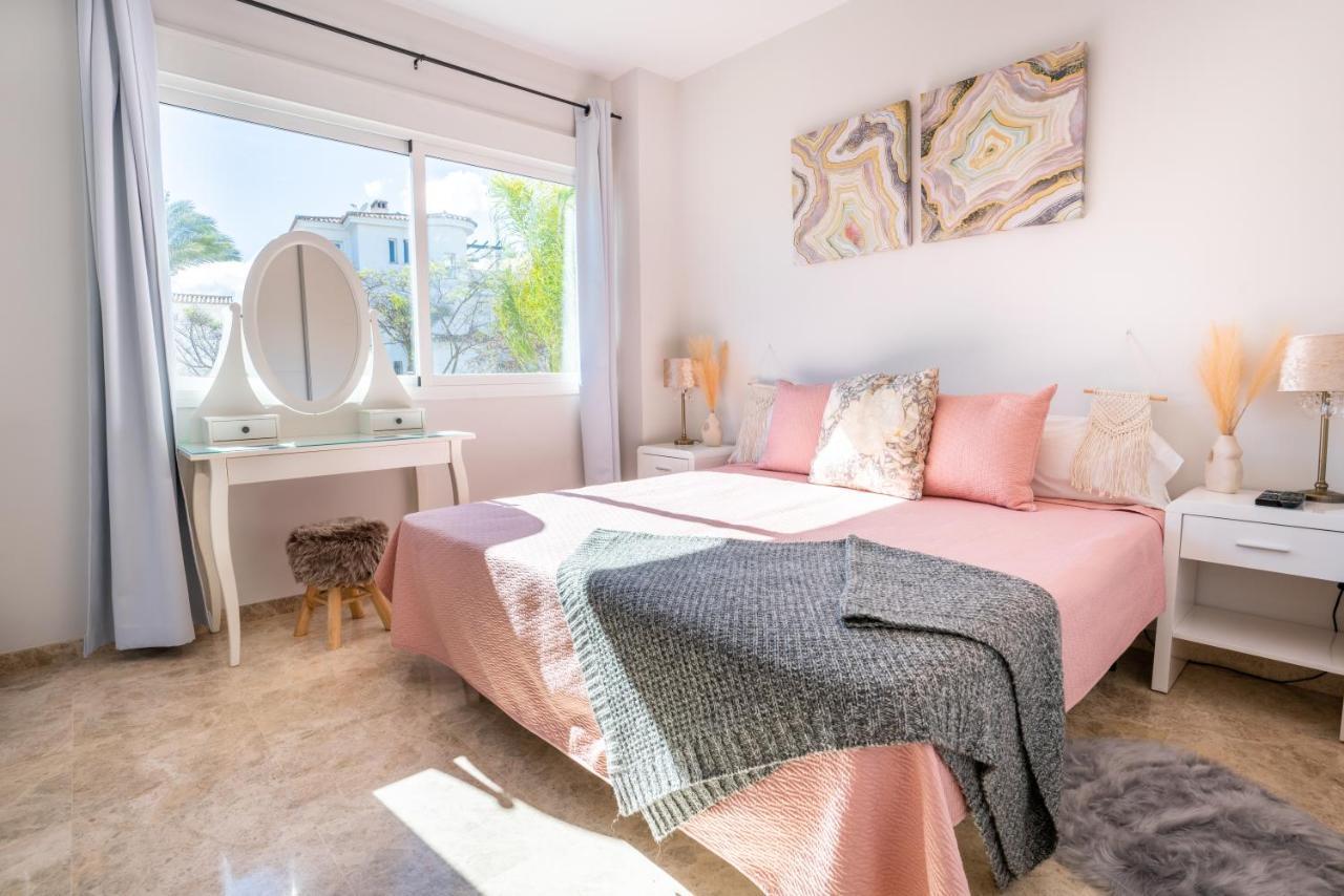 2bdr Penthouse, Naranjos, W/pool, 2km P.banus Apartment Marbella