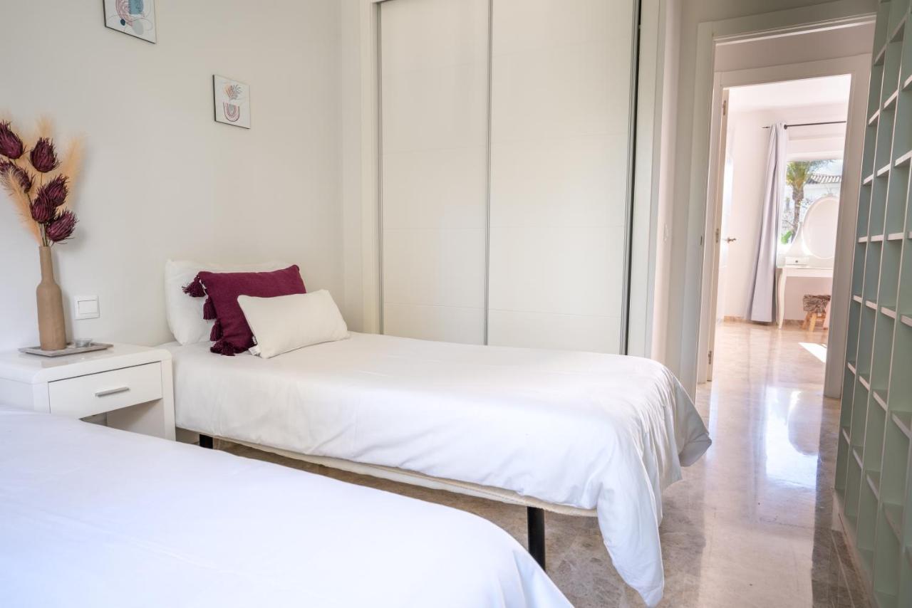 2bdr Penthouse, Naranjos, W/pool, 2km P.banus Apartment *