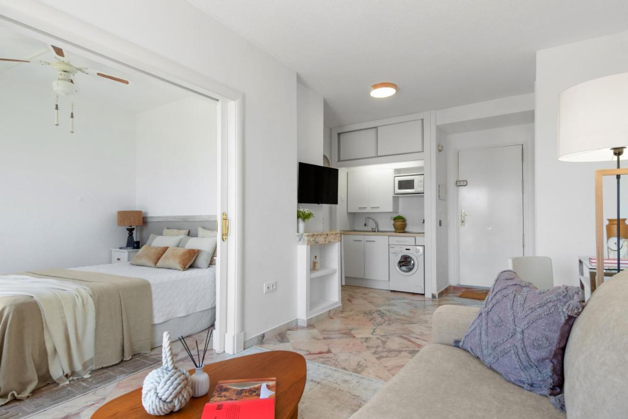 Sea View Studio I Penthouse, Beach Front Urbanization Romana Playa Elviria Apartamento
