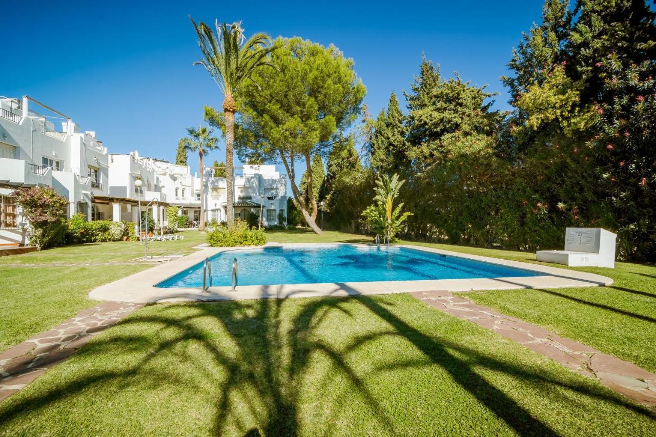 Tropical Getaway Townhouse In Nueva Andalucia Close To Los Naranjos Golf Holiday home *