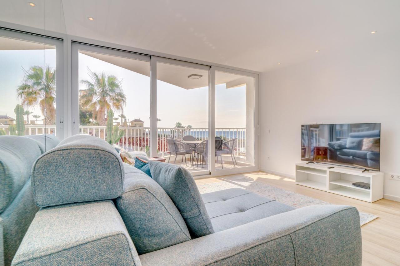 Front Flat With Sea Views *