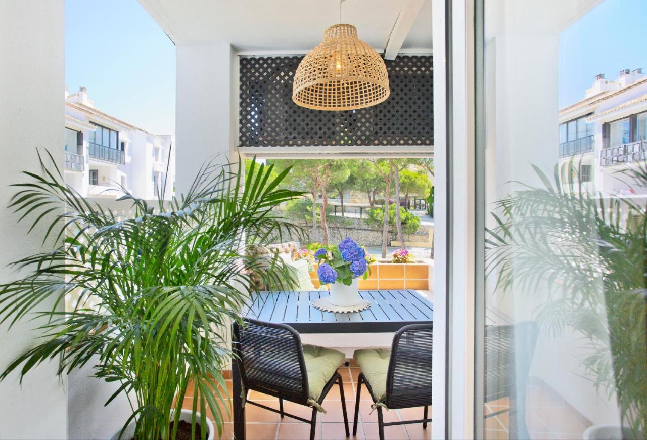 Apartment Beachfront Luxury Complex With Tropical Gardens & Pools *