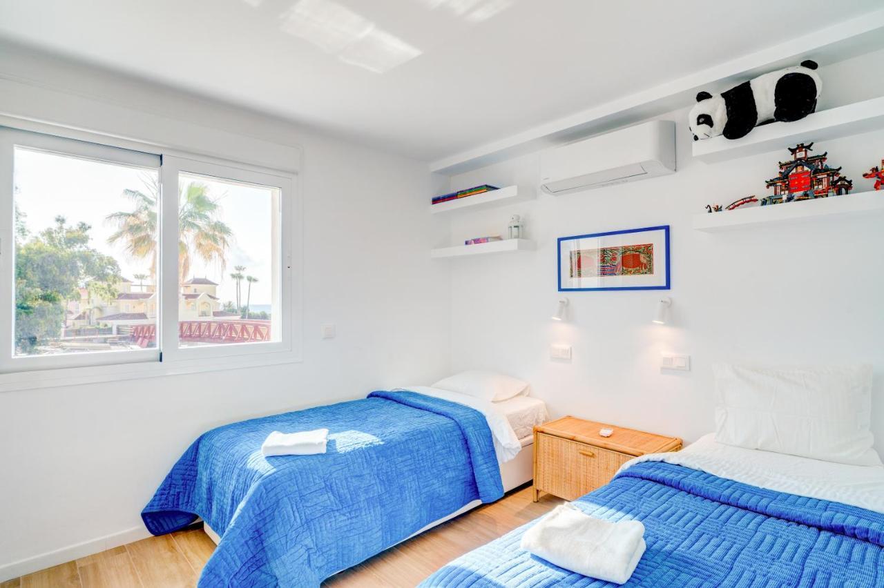 Front Flat With Sea Views *