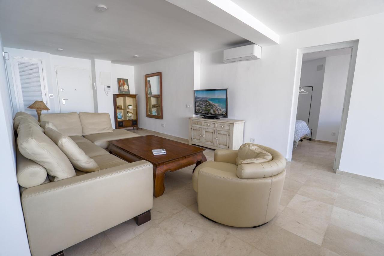 Apartment Centre Beachfront & Pool *