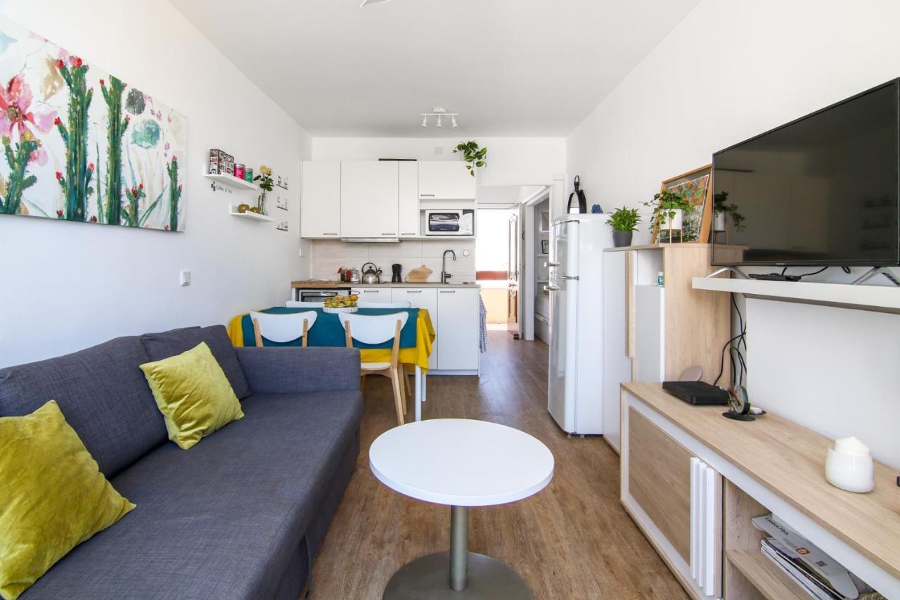 & Pool By Homing Apartment