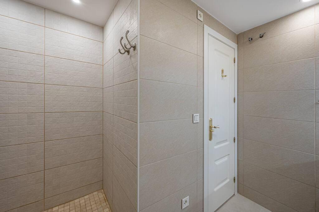 Flat -puerto Banus -6 A 8 Persons-pool-parking *