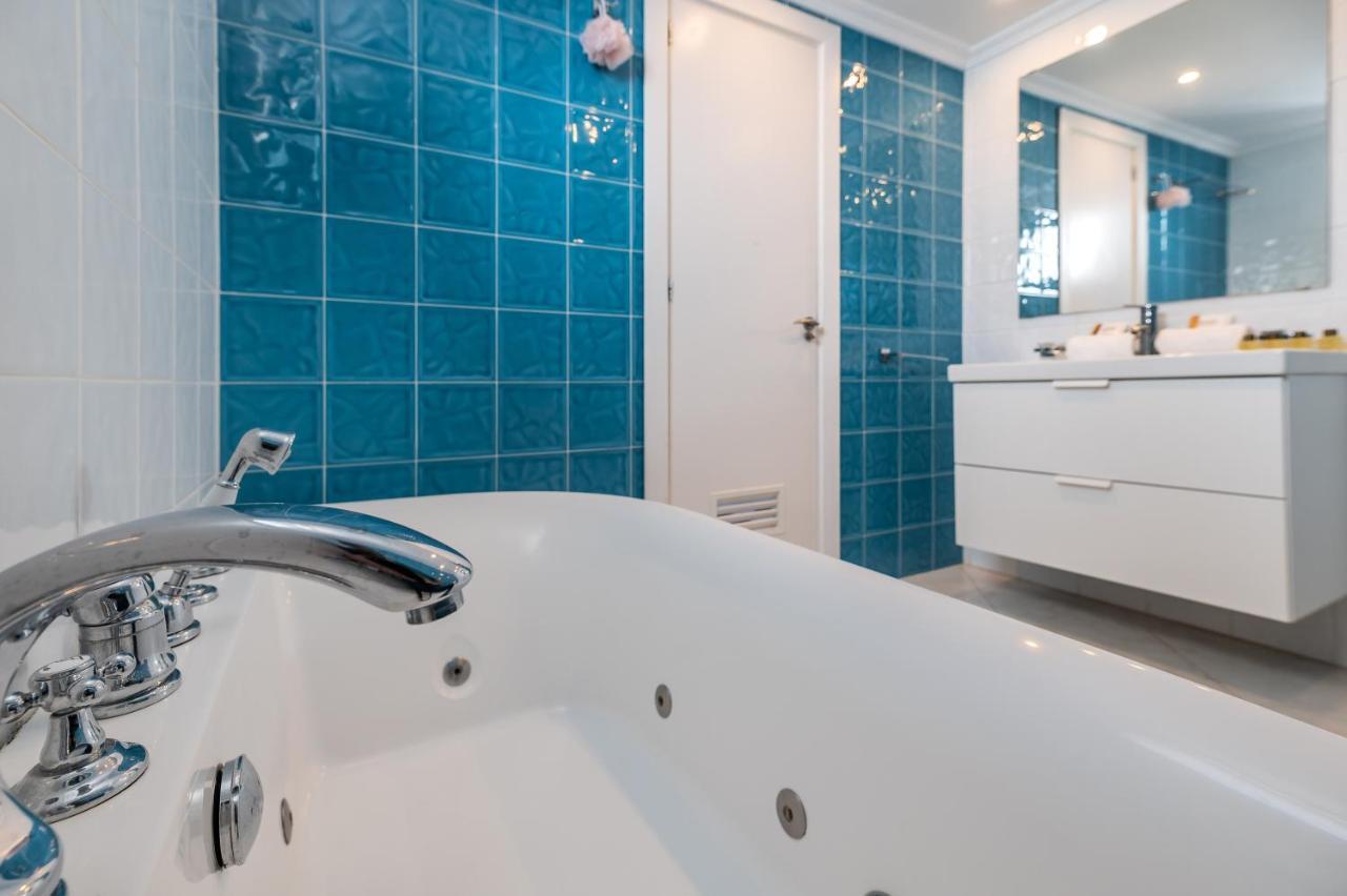 Apartamento Vacation I Sea Views, 24-7 Security, Parking, Walk To Everything In Luxurious Puerto Banus Marbella