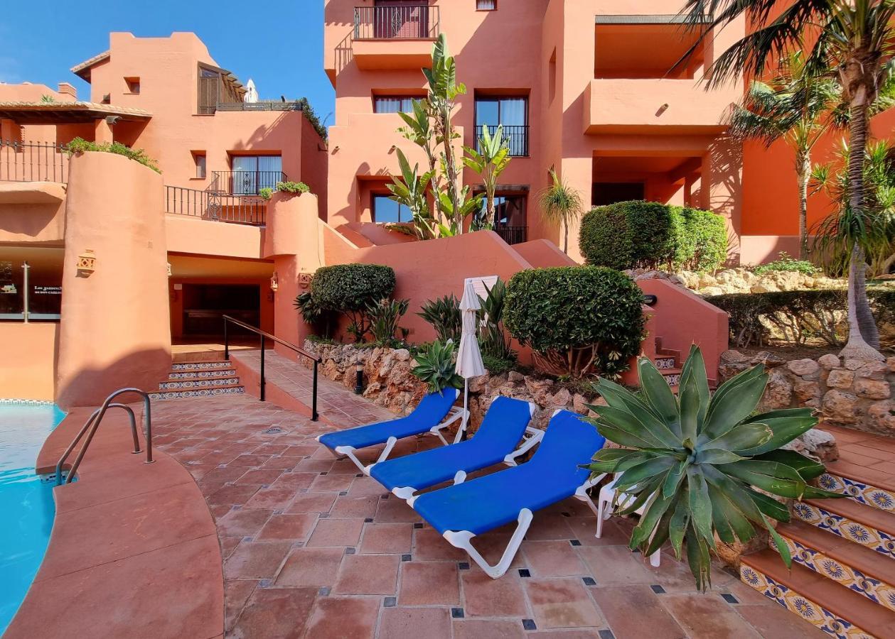 Luxury In Jardines De Don Carlos Apartment Marbella