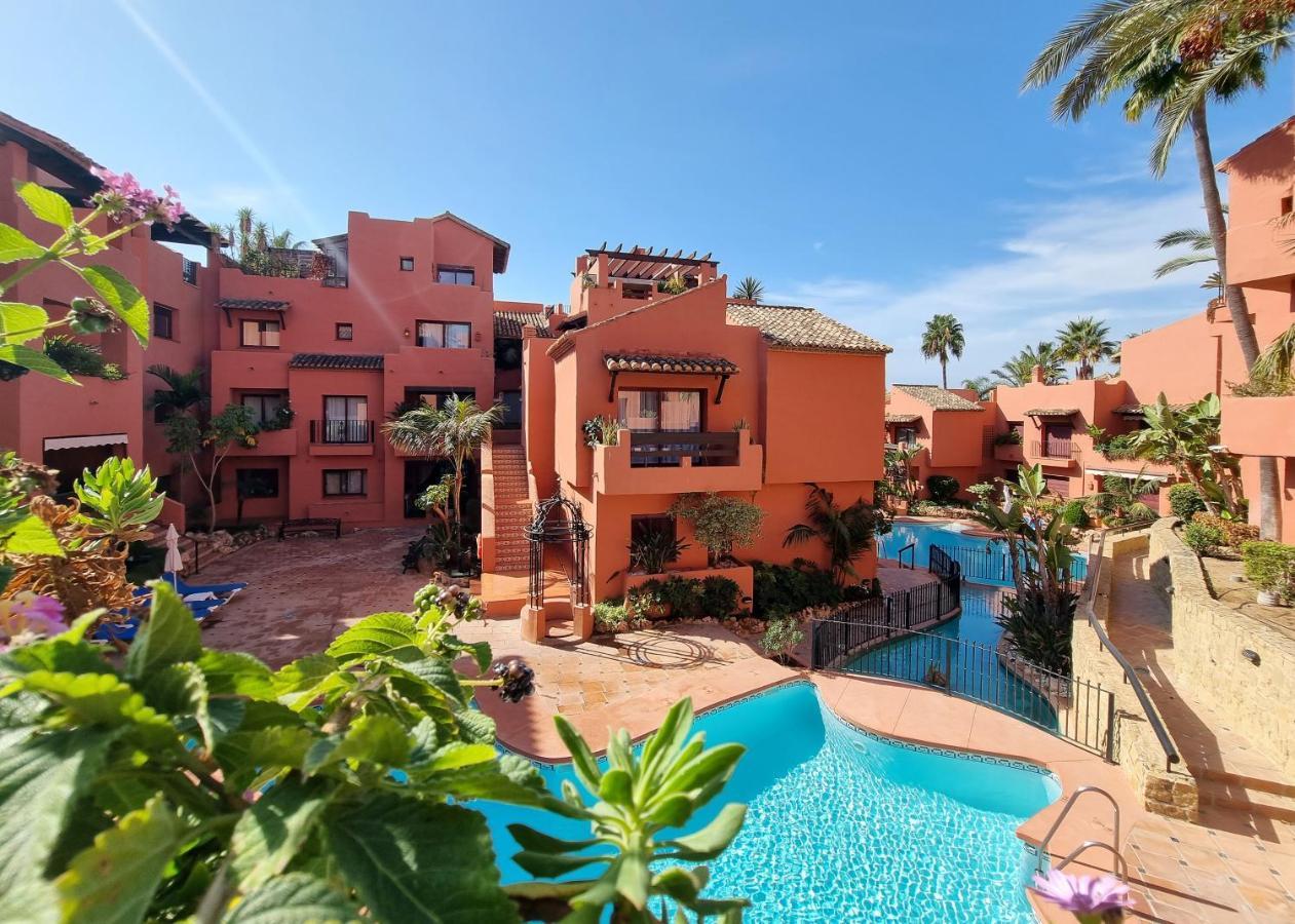Luxury In Jardines De Don Carlos Marbella