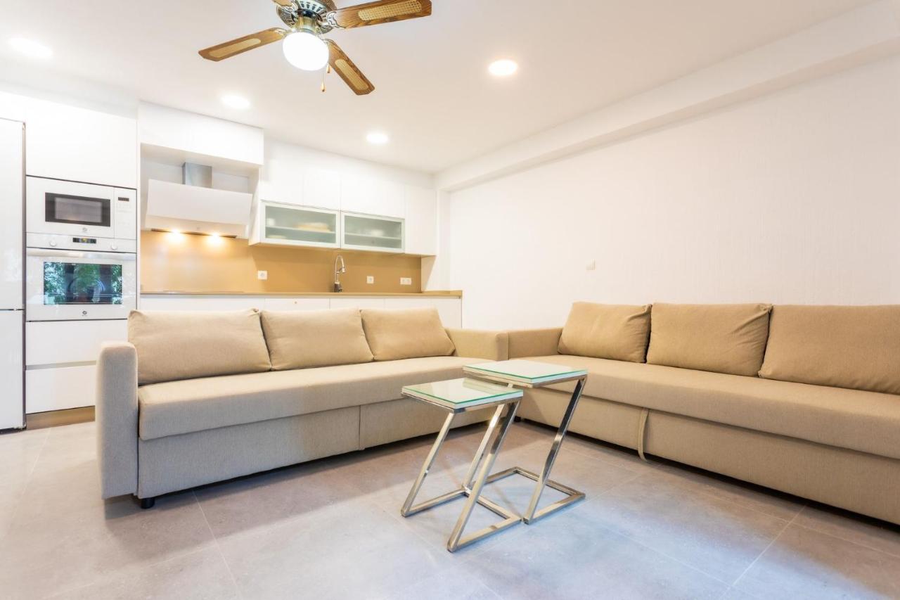 Apartment In Heart Of Town On The Coast *