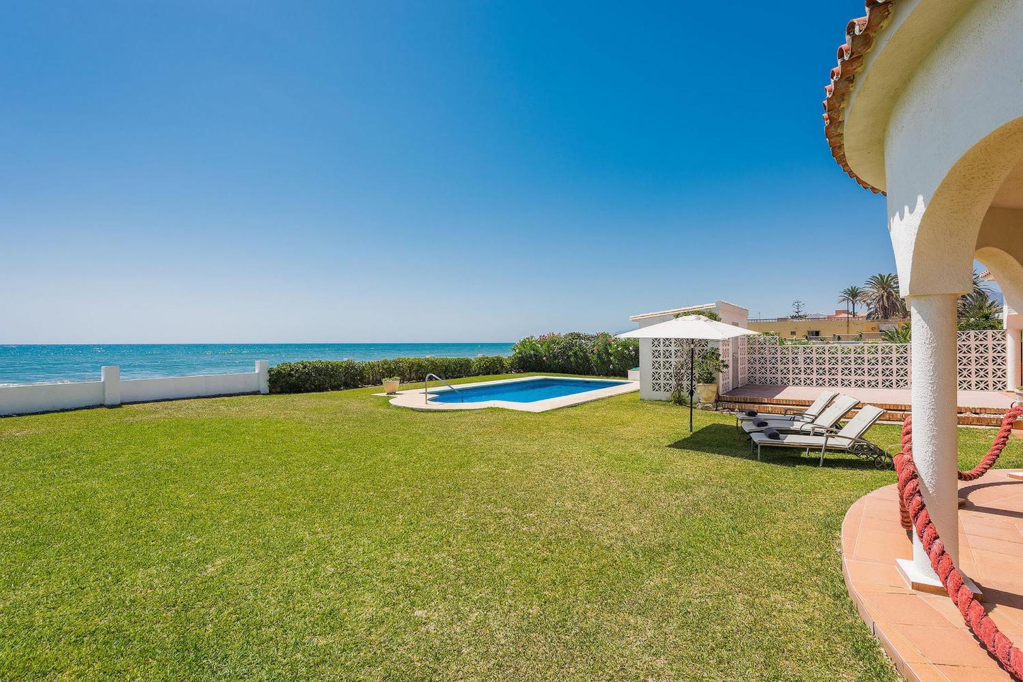 Villa 1100 Beachfront First Line