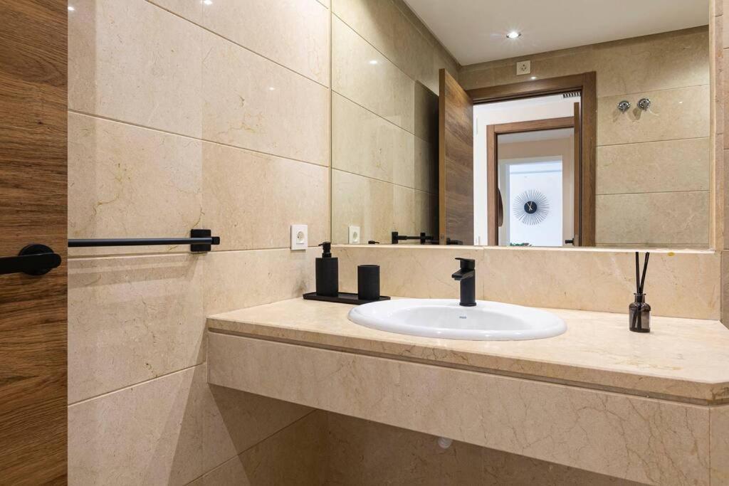 Apartment Spacious And Luxurious In Puerto Banus Marbella