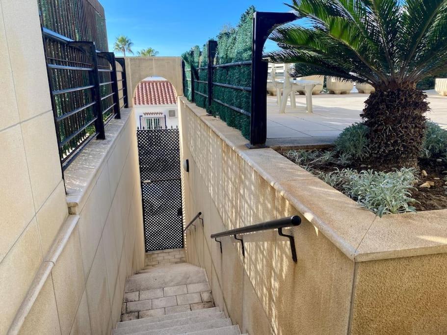 Seafront In With Pool And Garage Apartment *
