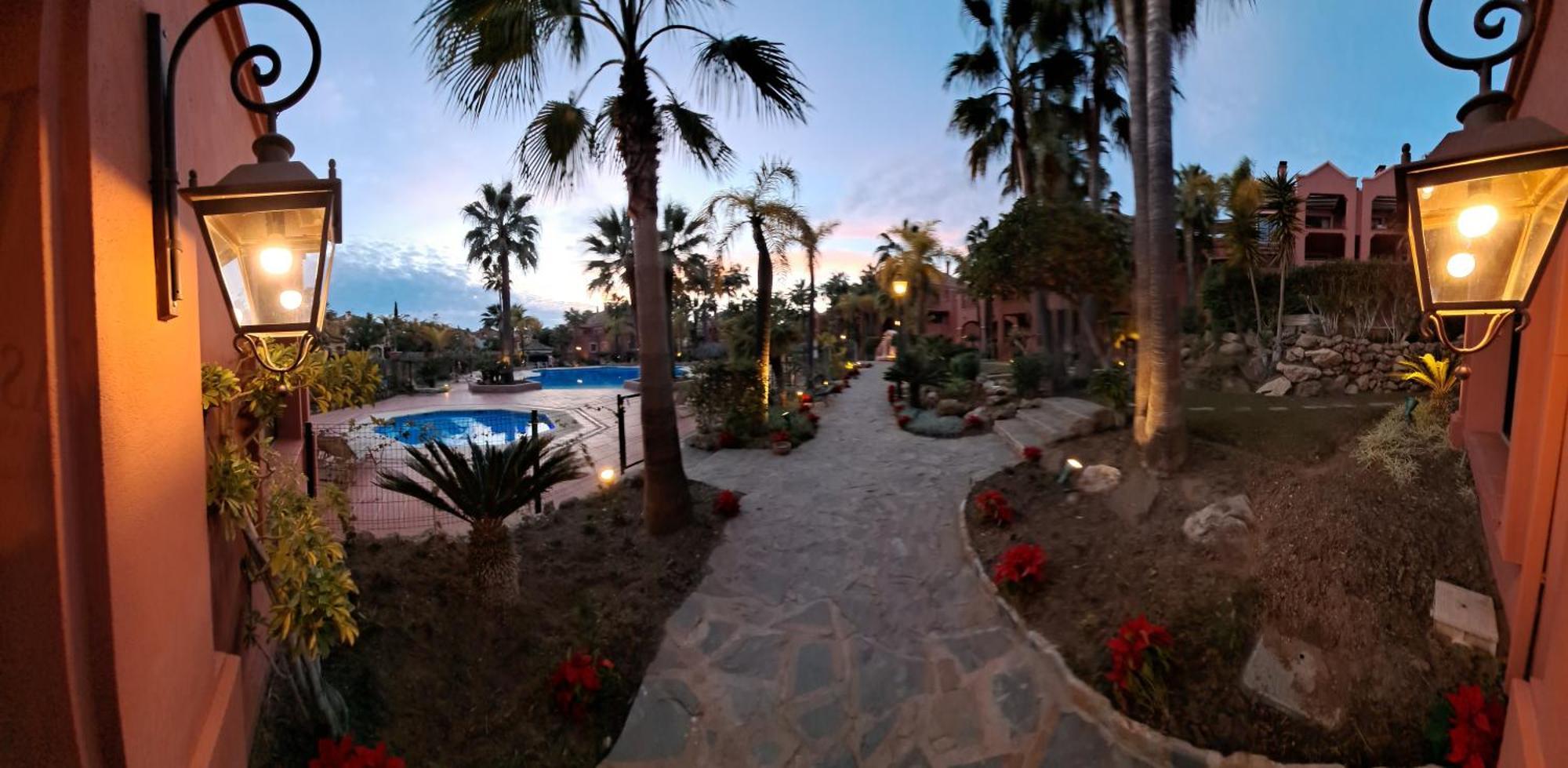 Paradis Au Bord De *