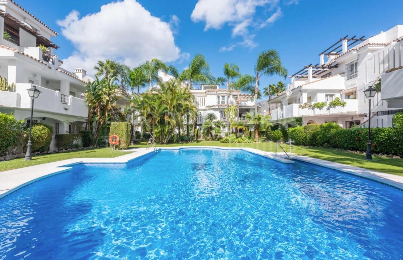 Casa de férias 4 Bed House With Pool Walk To Puerto Banus Fast Internet *
