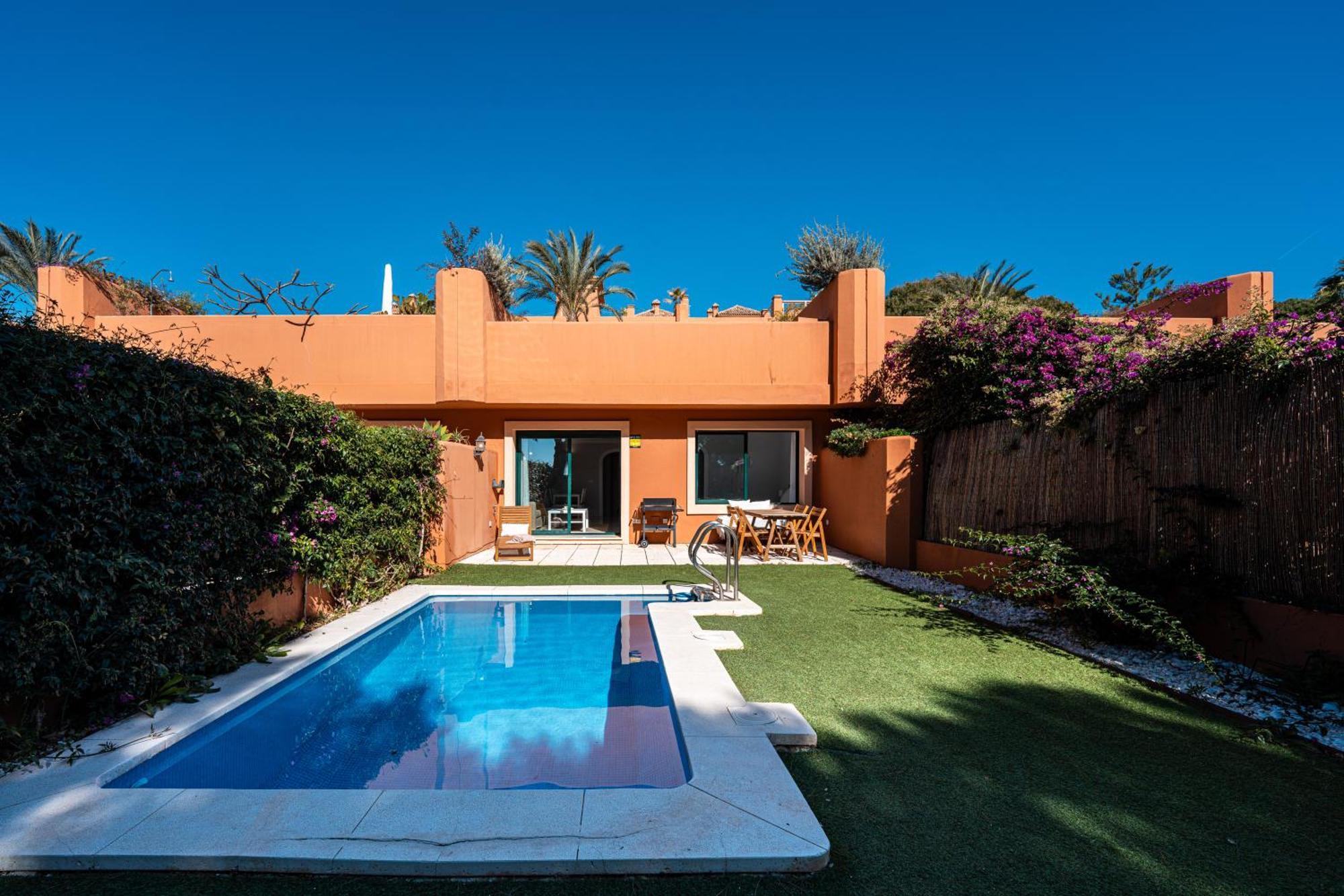 Apartment Retreat: Private Pool & Frontline Golf