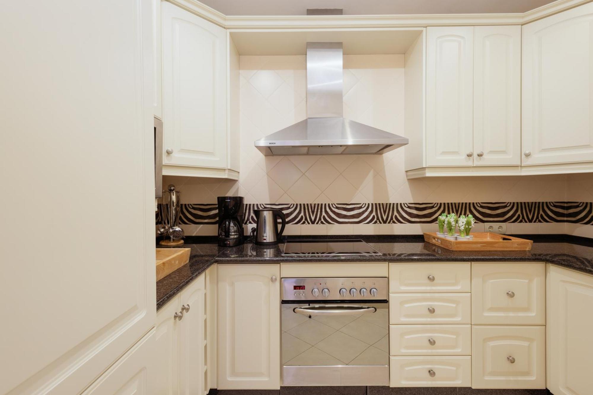 Dream Experience In Elviria: Luxury Property Close To Beaches, Restaurants And Golf Courses *