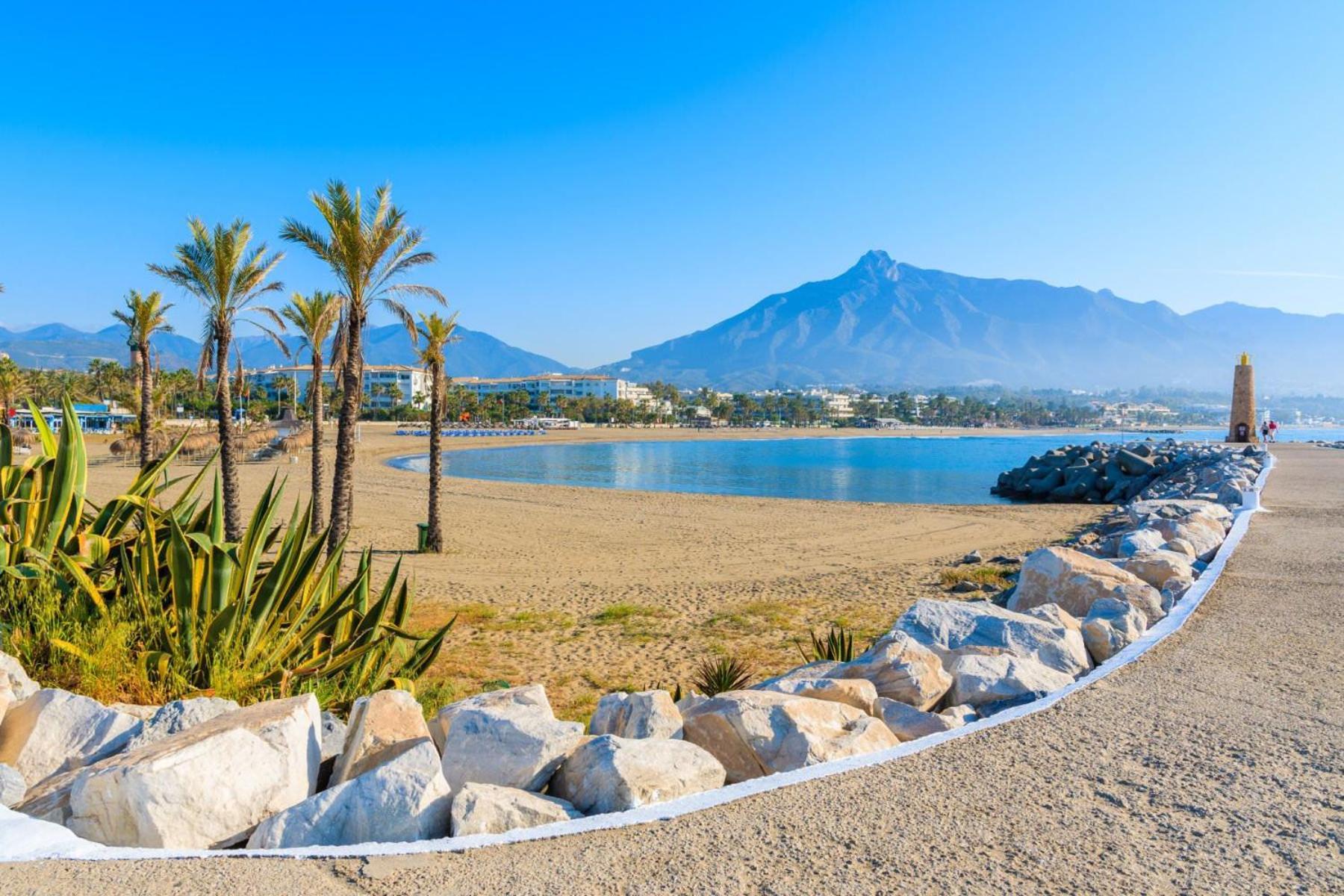 Modern Coastal Near Puerto Banus Apartment *