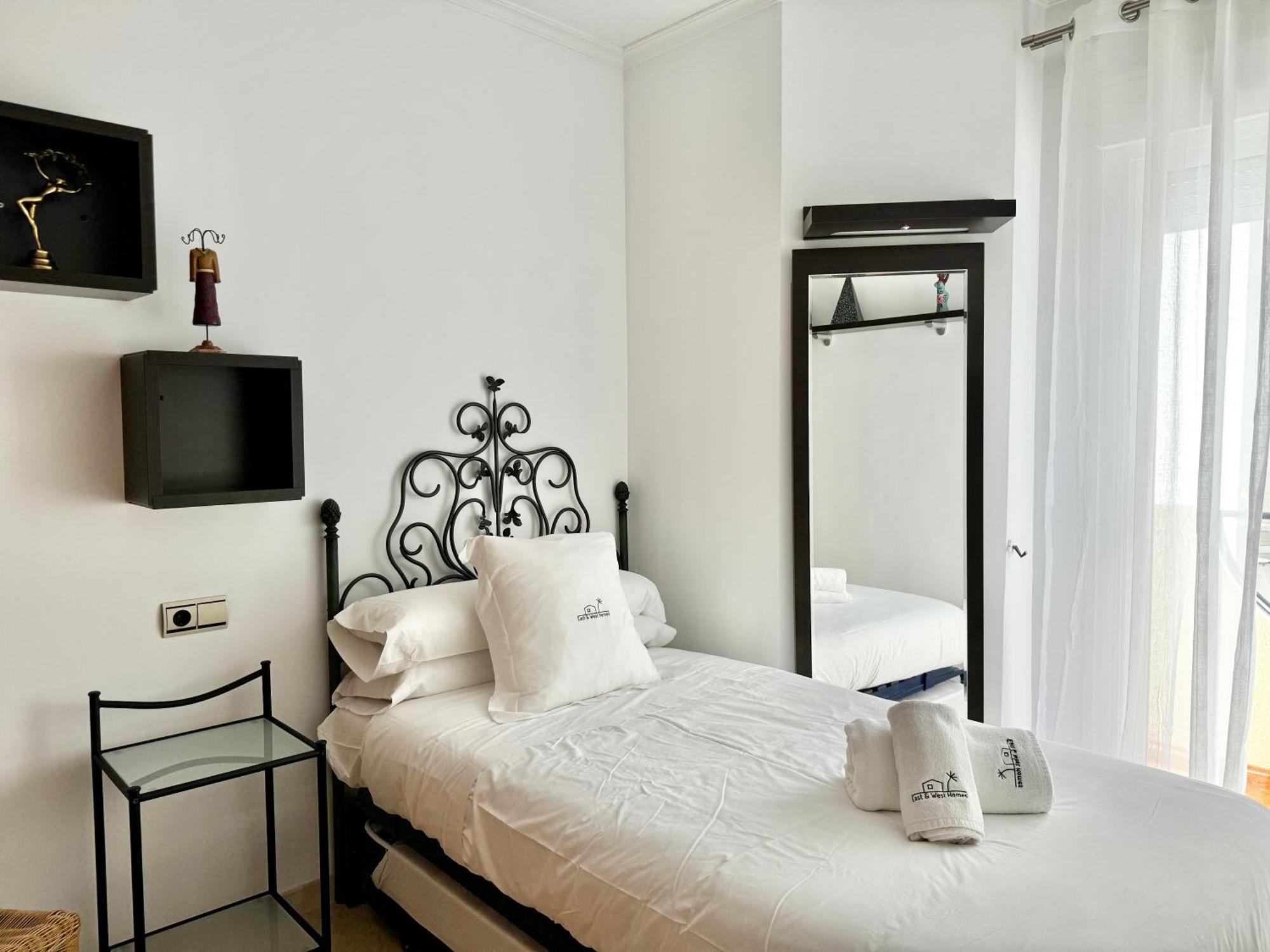 El Arenal Townhouse By The With Swimming Pool Ii- Eaw Homes Vakantiehuis *