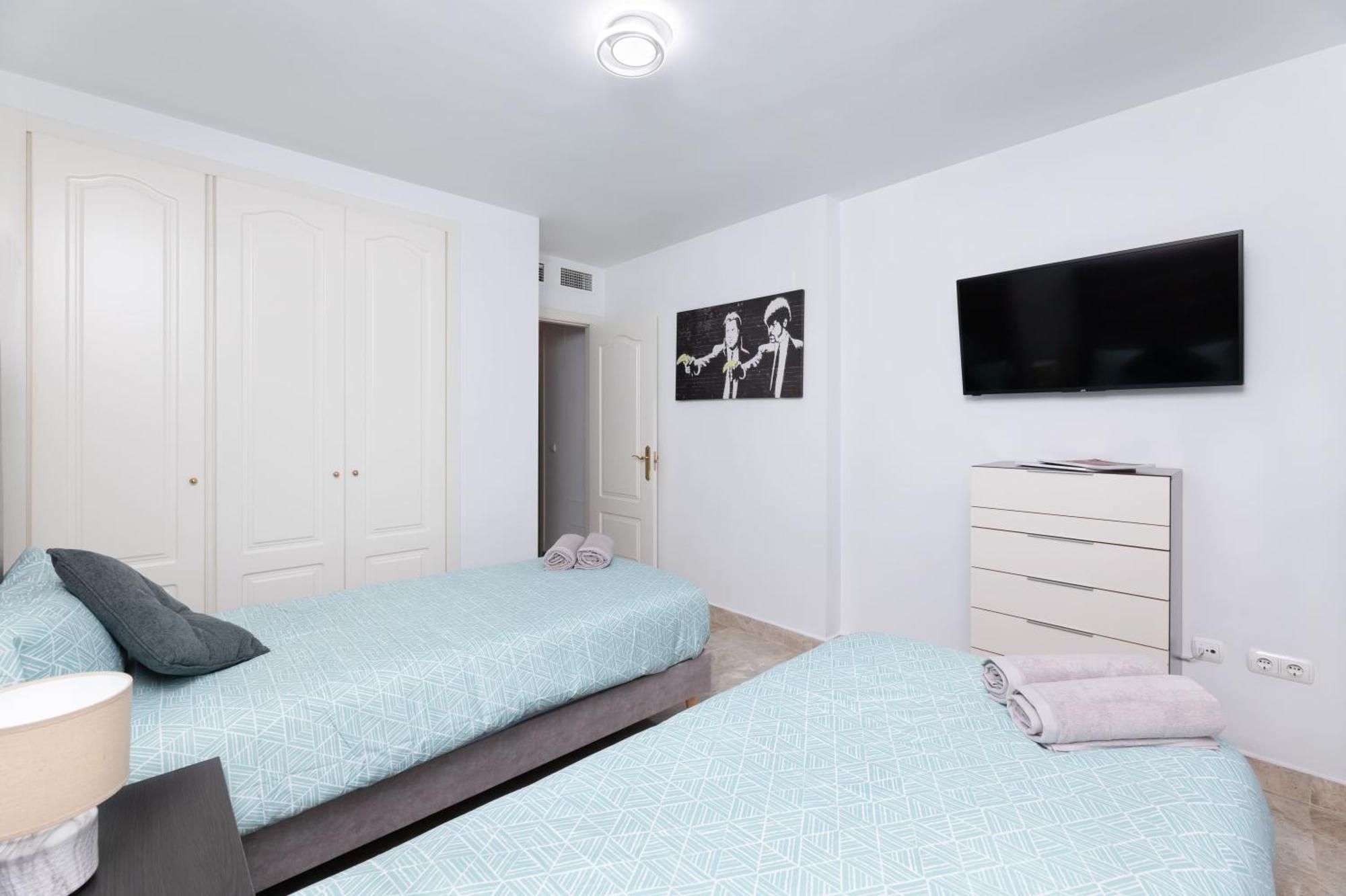 Vakantiehuis Cozy 4 Bedroom Townhouse With Swimming Pool