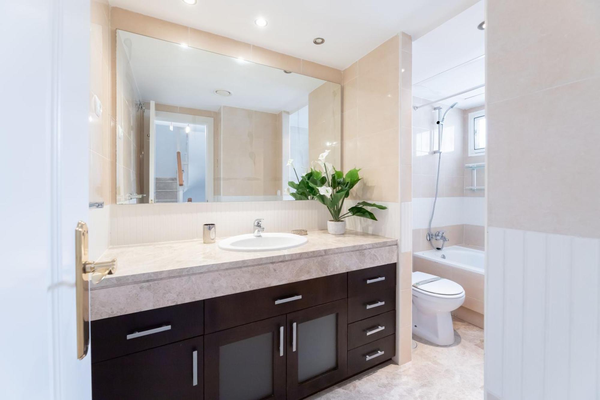 Cozy 4 Bedroom Townhouse With Swimming Pool Holiday home
