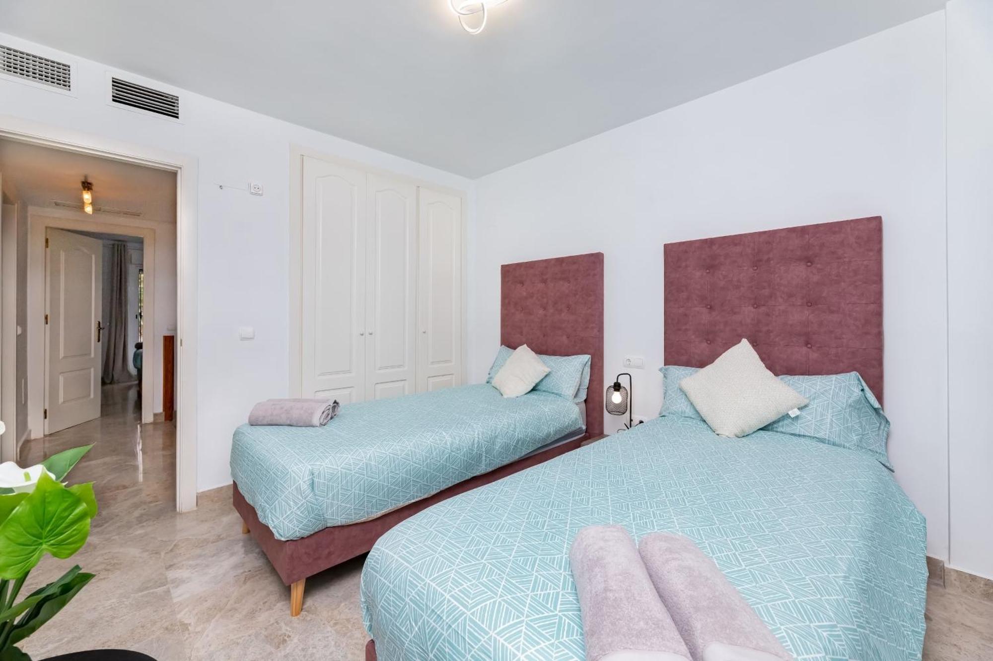 Cozy 4 Bedroom Townhouse With Swimming Pool Holiday home