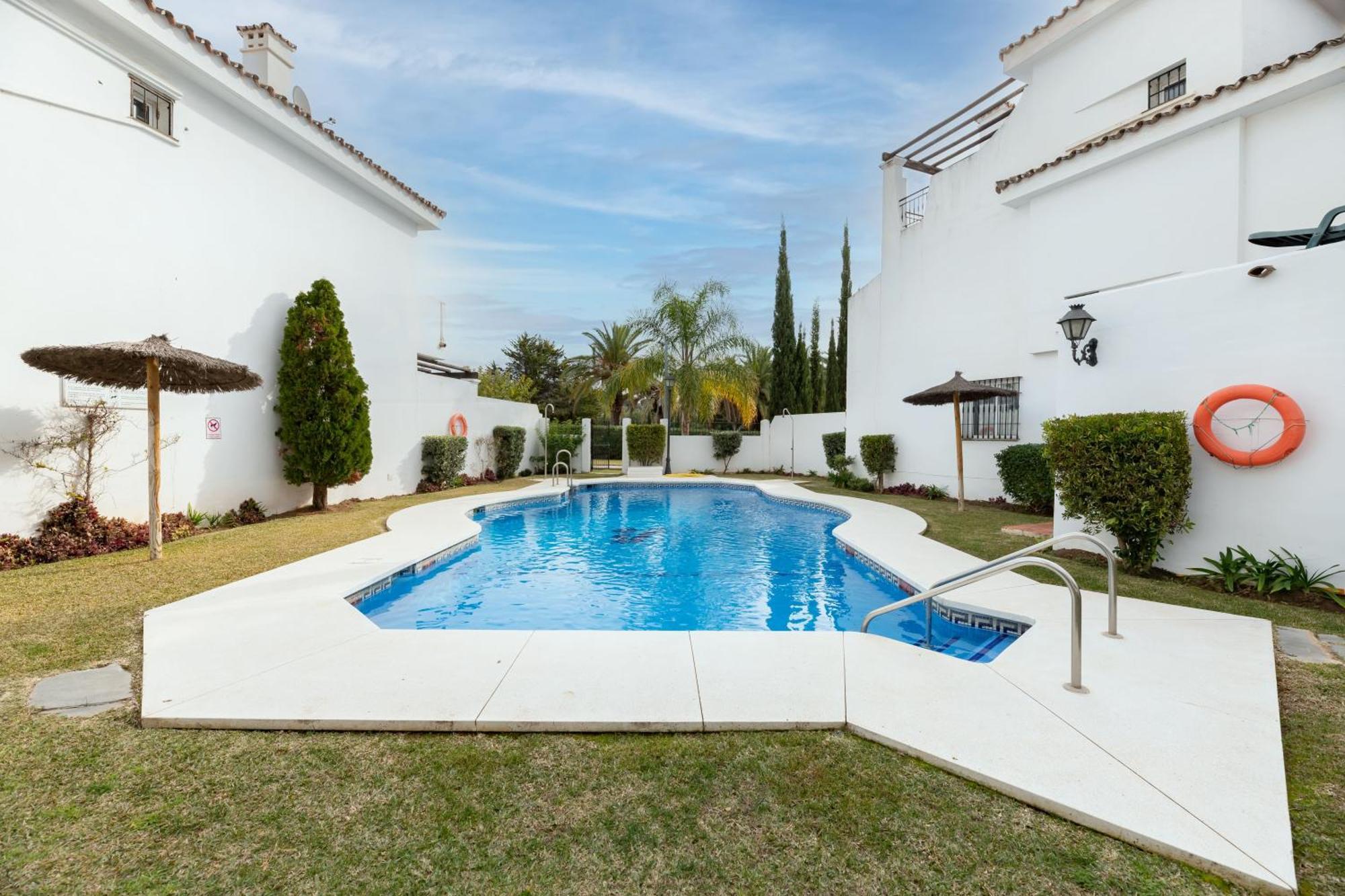 Vakantiehuis Cozy 4 Bedroom Townhouse With Swimming Pool *