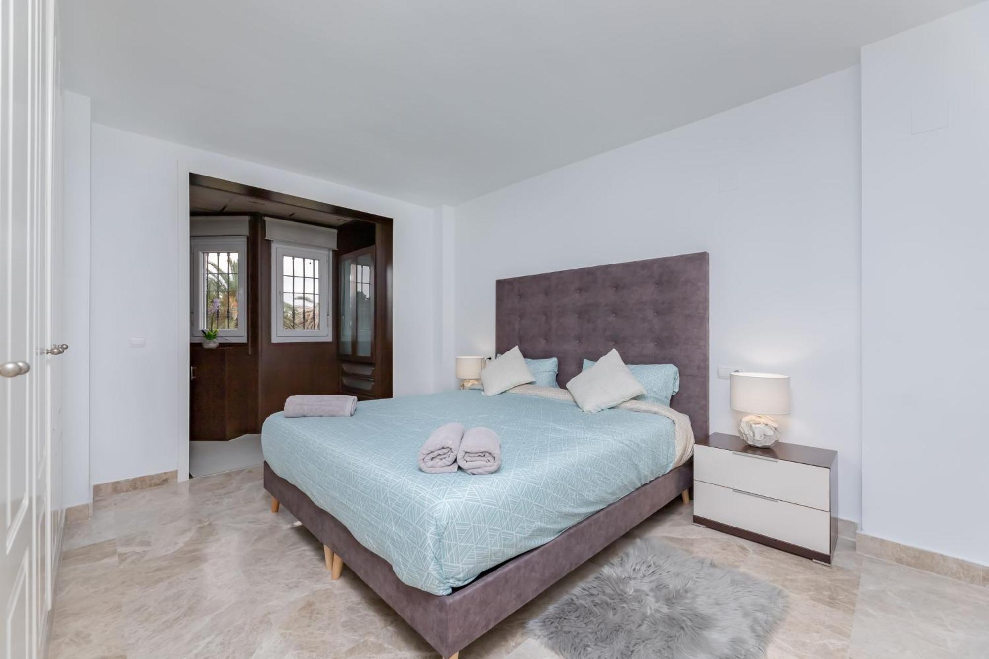 Cozy 4 Bedroom Townhouse With Swimming Pool Vakantiehuis *