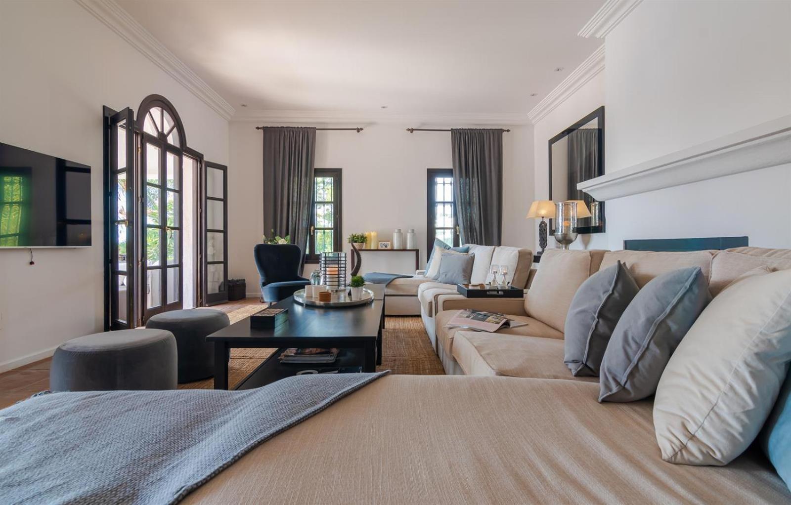 Luxury In Golden Mile Villa