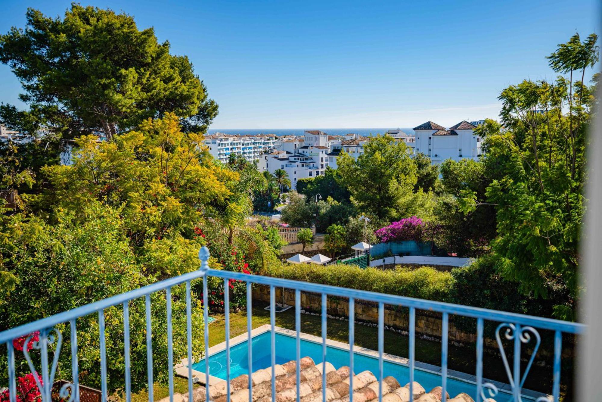 10 Luxe By Lirios Village Villa *