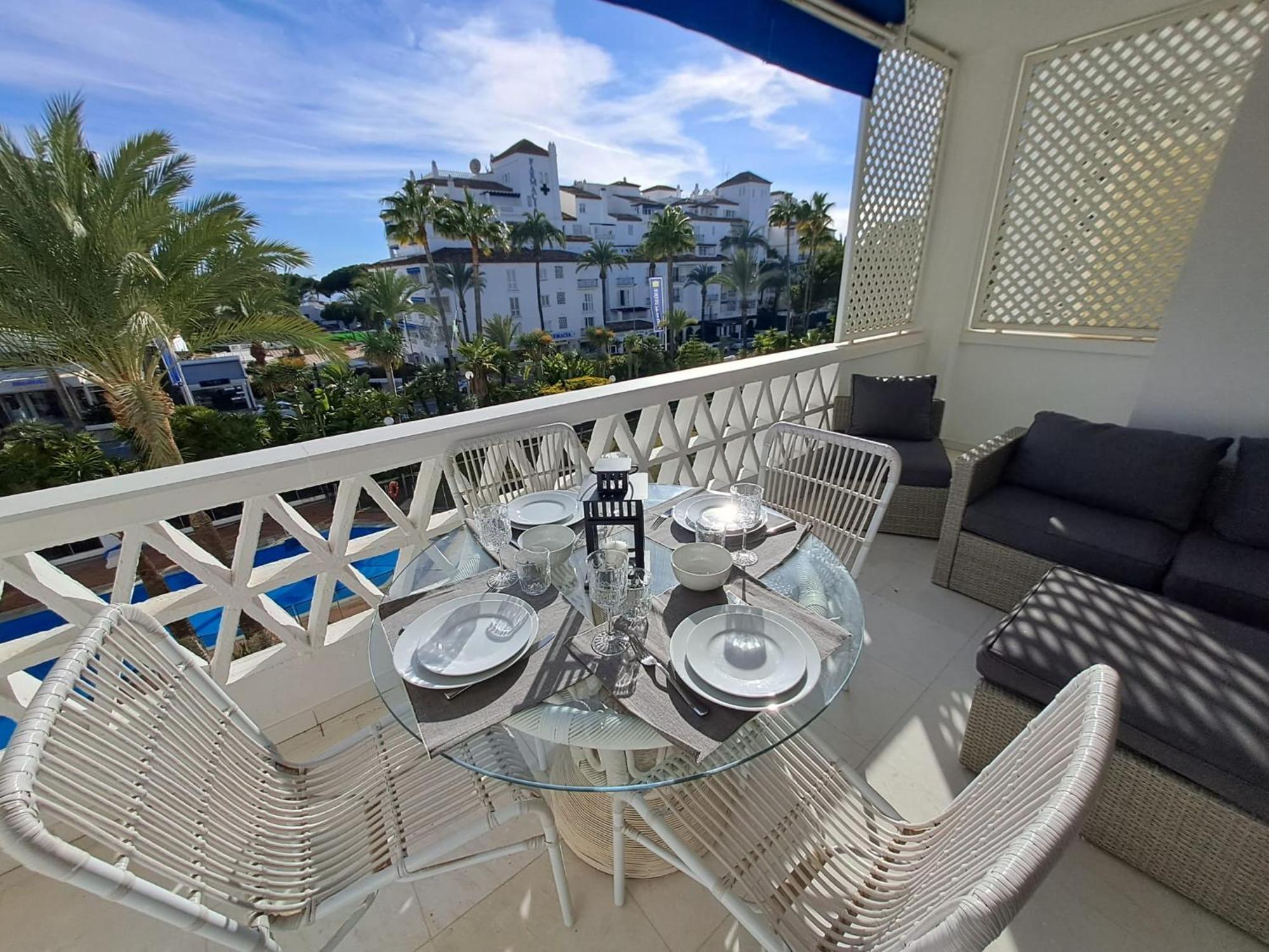 Luminous In Playas Del Duque , Puerto Banus By Holidays & Appartement