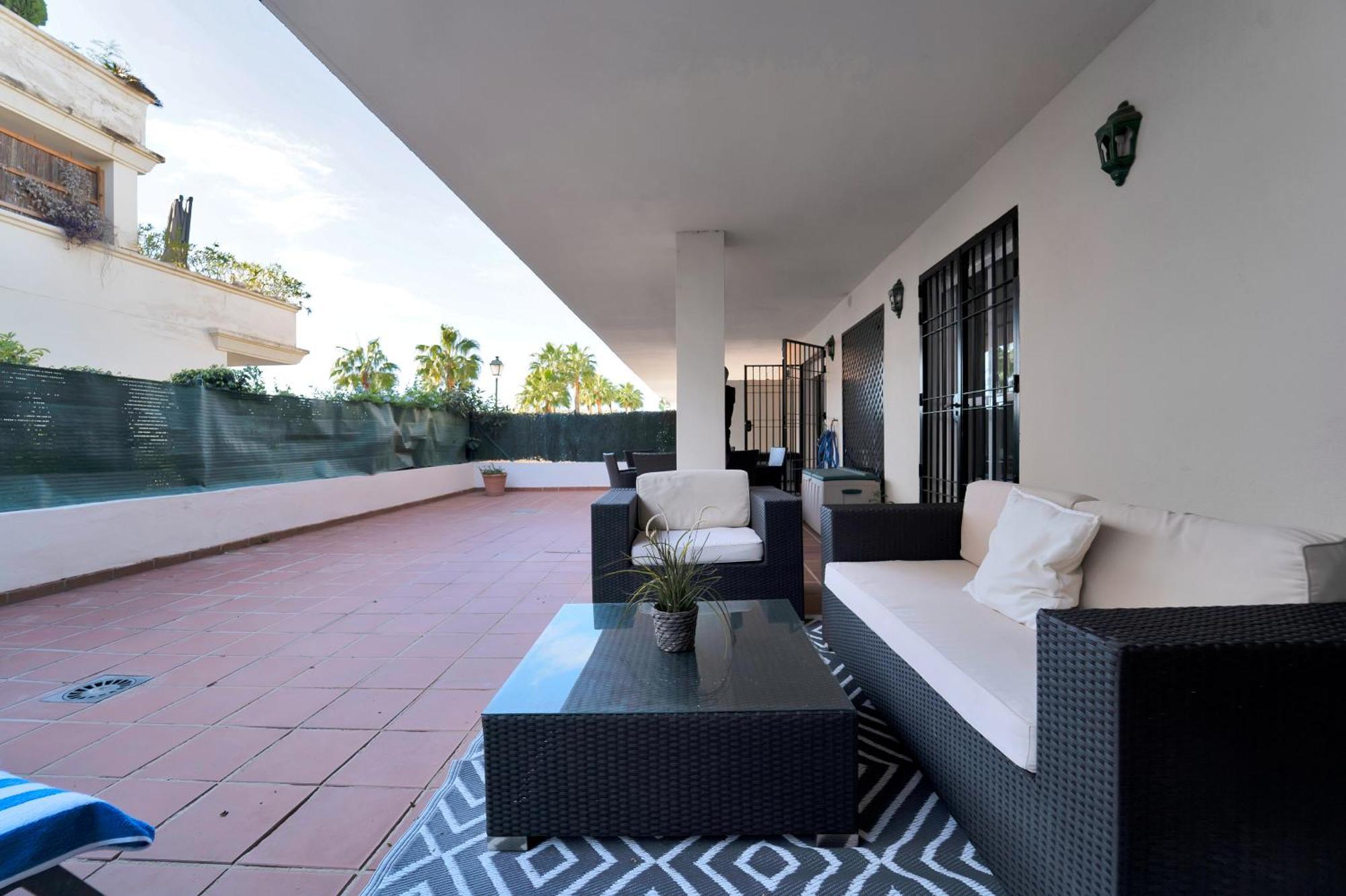 Con Enorme Terraza En Complejo Con Piscina En Nueva Andalucia - Lorcrimar Apartment