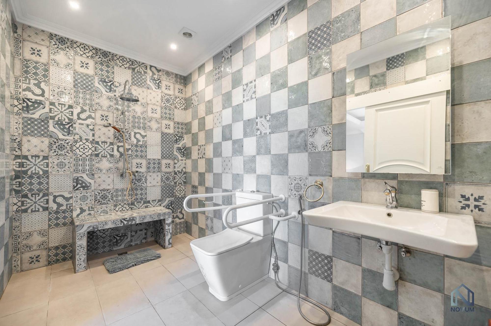 Spacious 6 Bdrm - Golf Lover's Paradise *