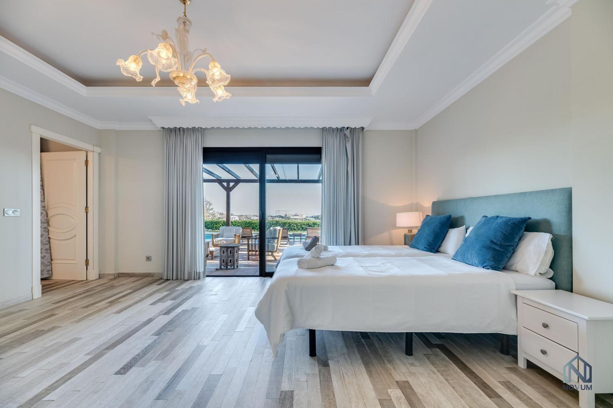 Spacious 6 Bdrm - Golf Lover's Paradise *