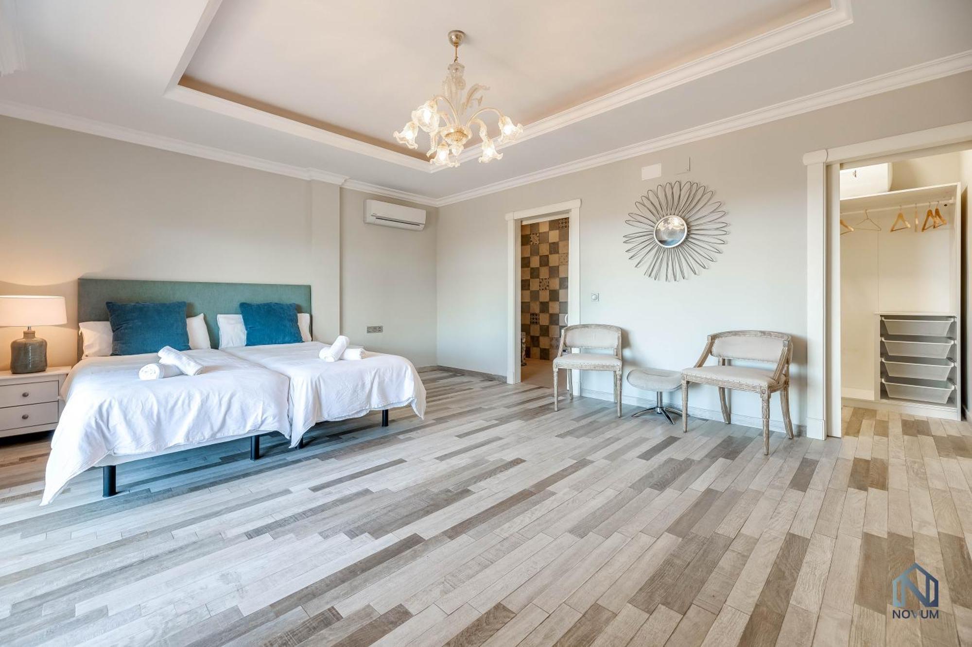 Spacious 6 Bdrm - Golf Lover's Paradise Marbella