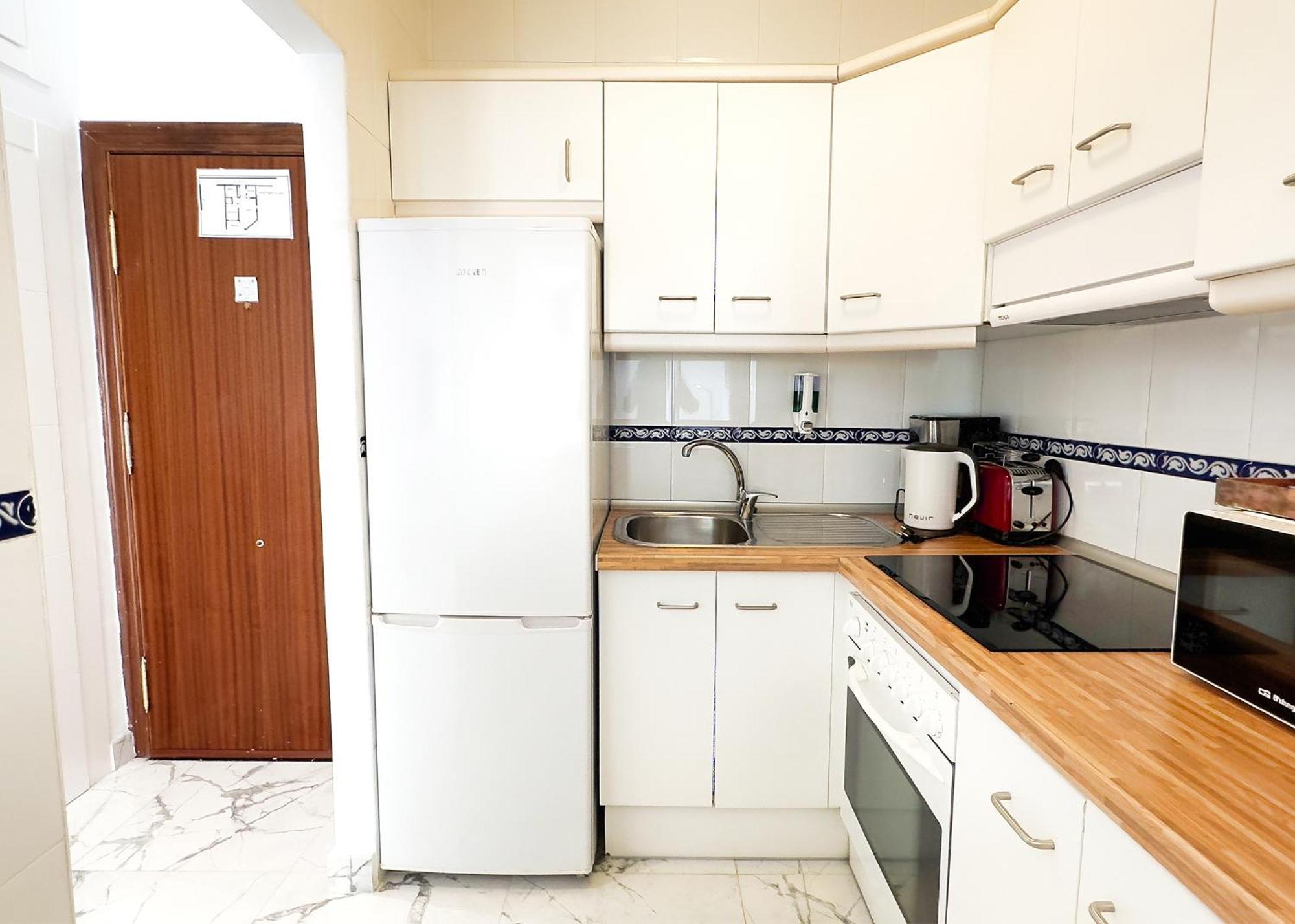 Skol 424 Stunning One-bedroom With Sea Views Apartment *