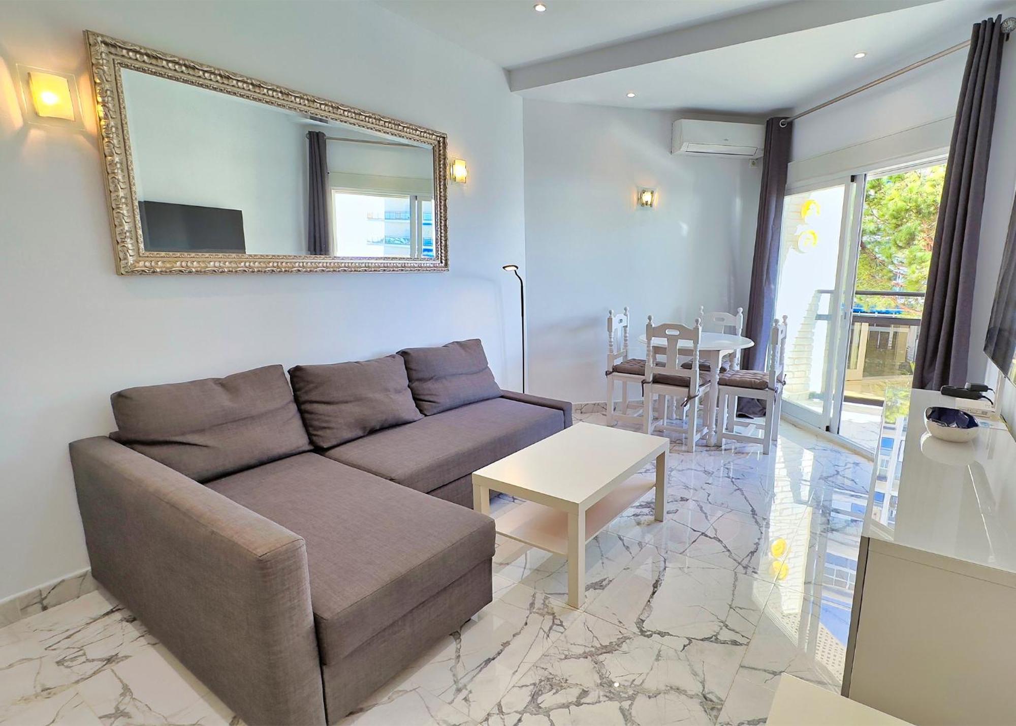 Skol 424 Stunning One-bedroom With Sea Views Apartment *