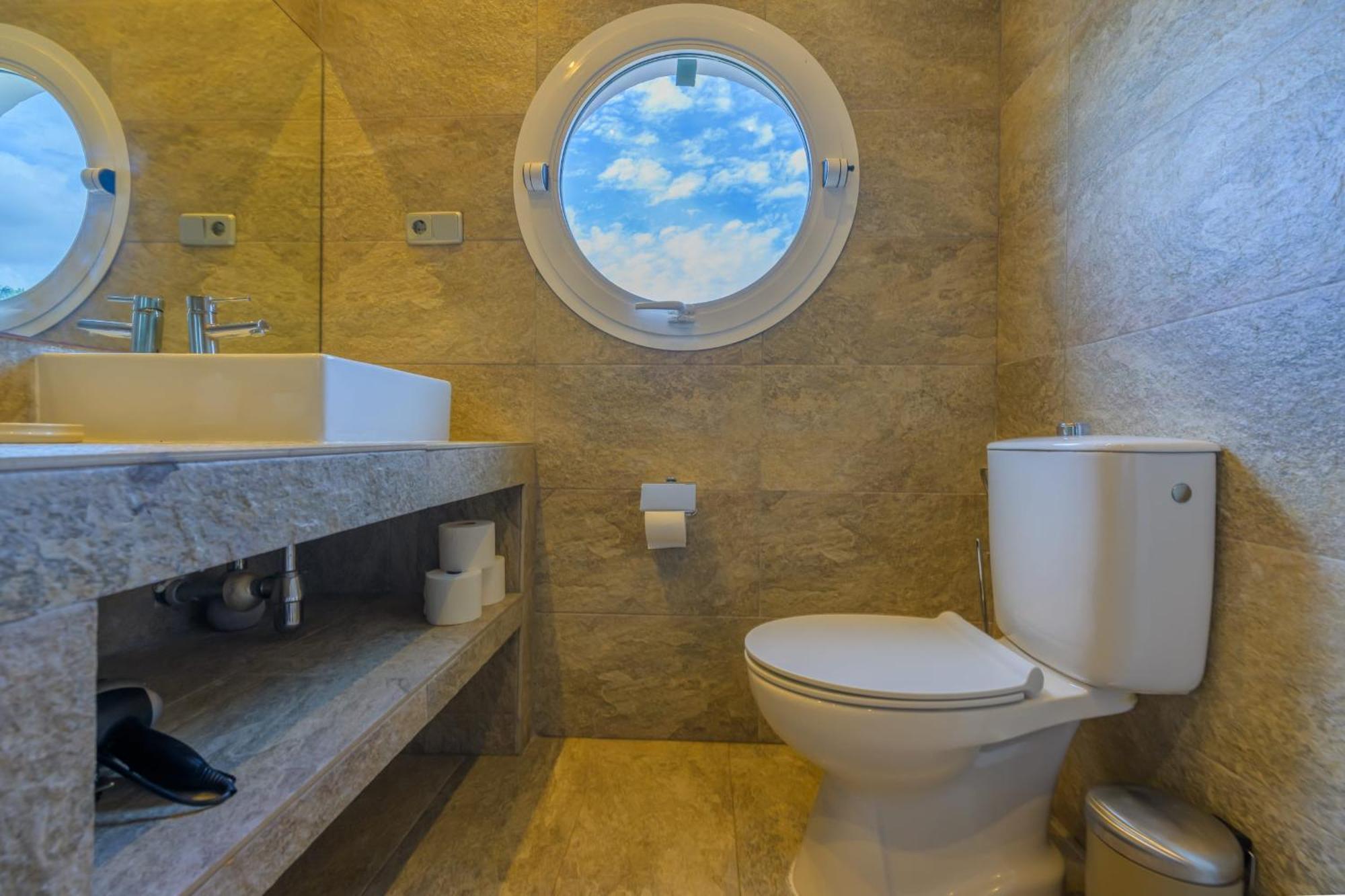 Beautiful Frontline Townhouse *