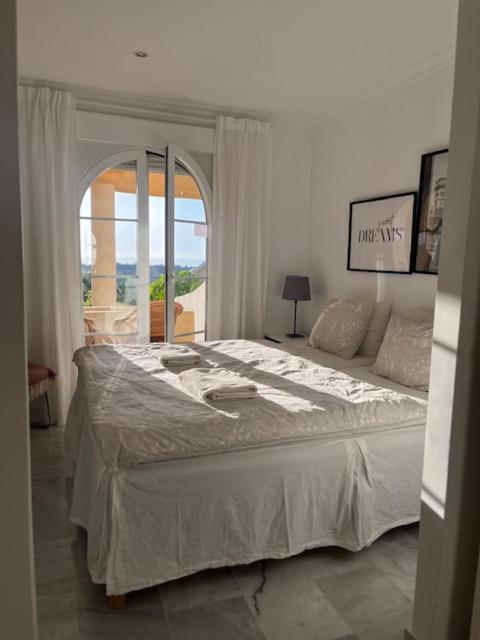 Walking Distance To Puerto Banus Sea View Appartement