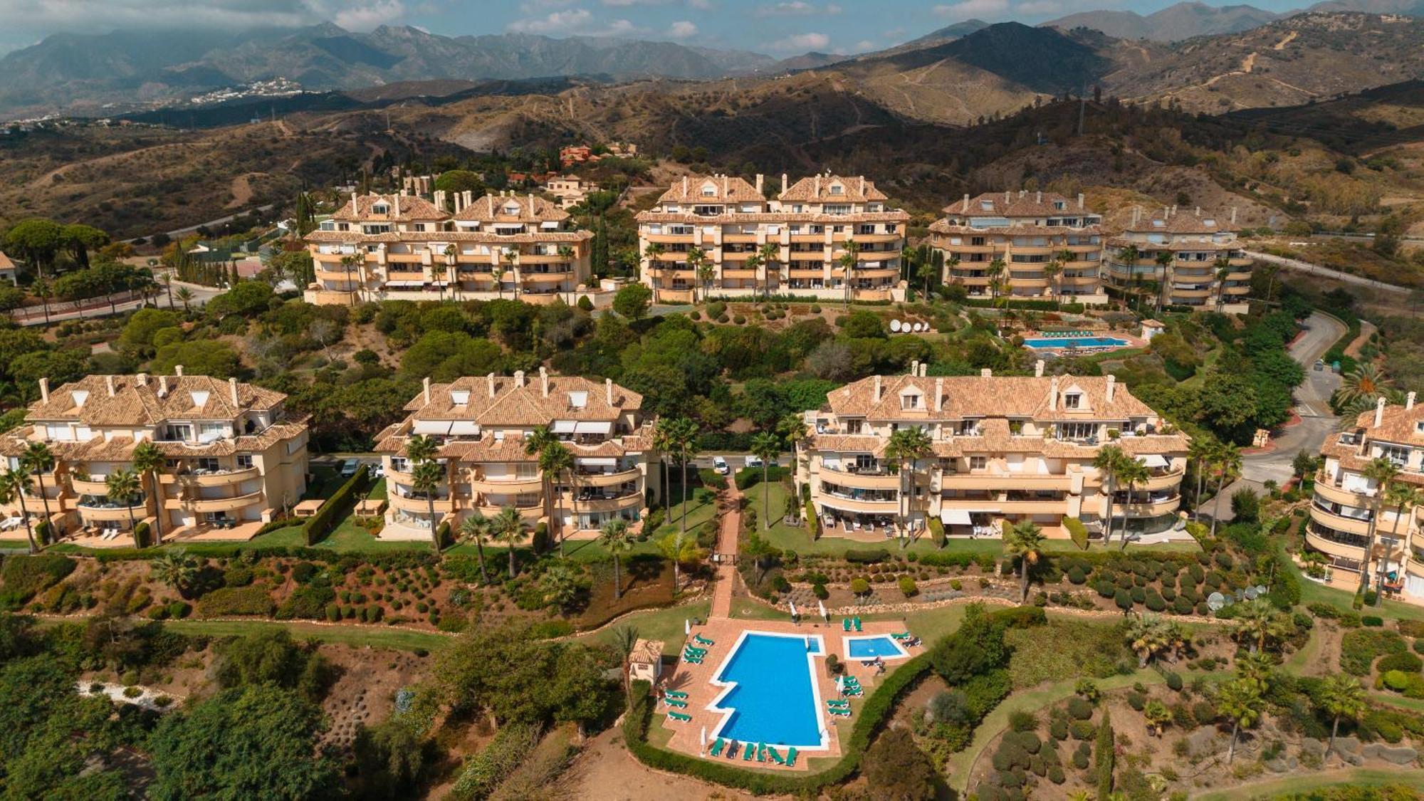 Luxurious Frontline Golf In Elviria Appartement