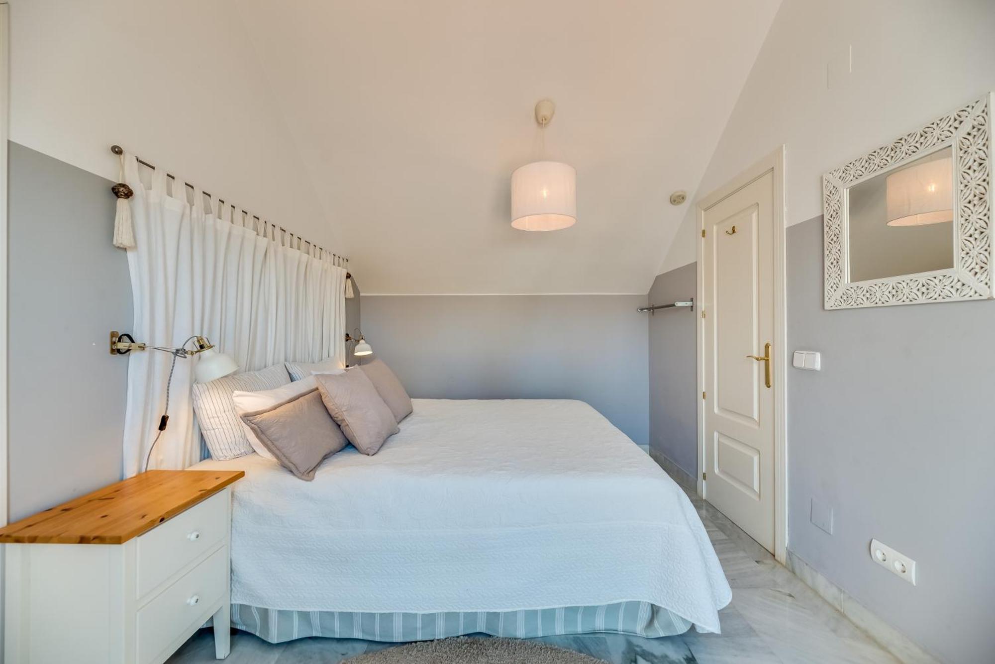 Elegant 2 Bdrm Penthouse With Bbq And Pools