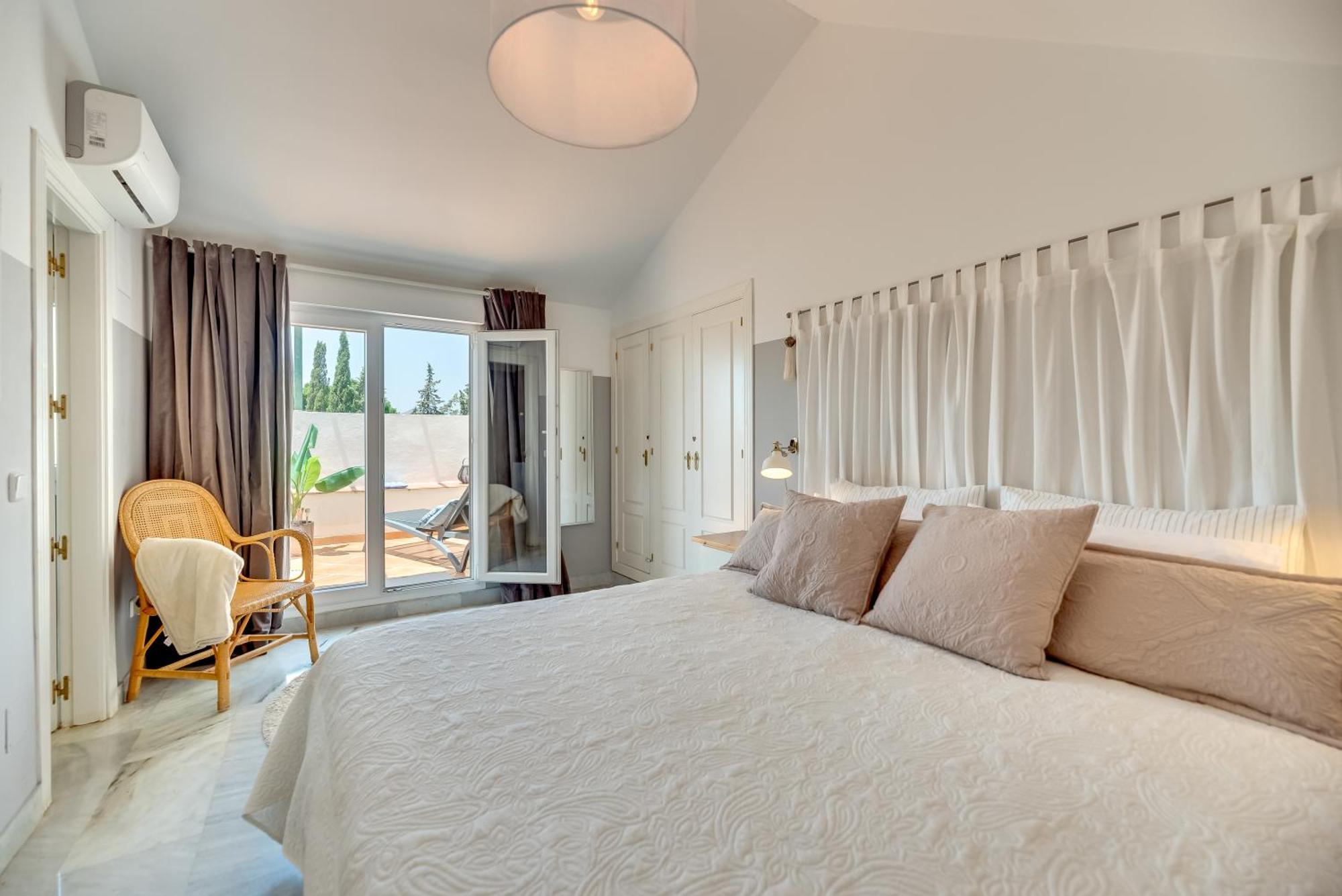 Elegant 2 Bdrm Penthouse With Bbq And Pools Apartment