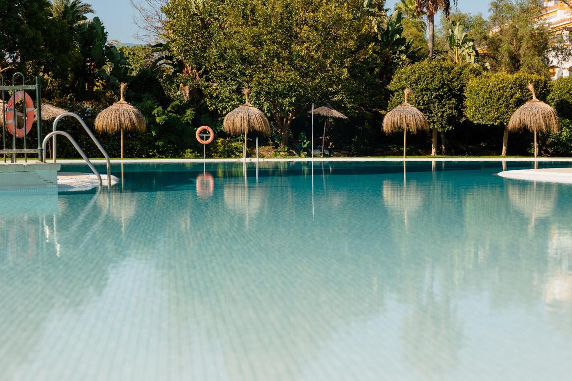 Ground Floor Holiday Apartment With Terrace And Pool In Puerto Banus, Marbella Apartamento