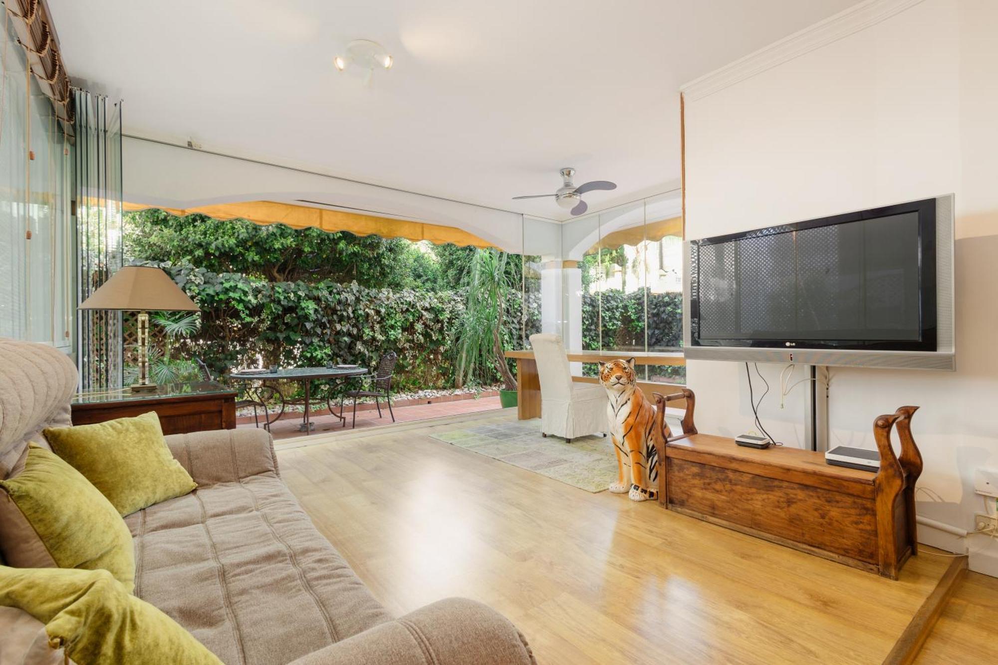 Ground Floor Holiday Apartment With Terrace And Pool In Puerto Banus, Marbella *